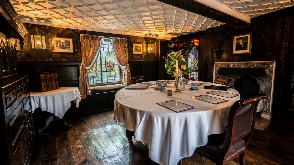 Listen to over 200 years of stories located in the <a href="/PlasNewyddLlan/">Plas Newydd Llangollen</a> House Museum &amp; Gardens. This 18th century house has many tales to tell of friendship, family, adventure and more!  
Visit them now in Llangollen 🇬🇧 and grab a Podcatcher! 
#WorldEasiestAudioGuide #stories #UK