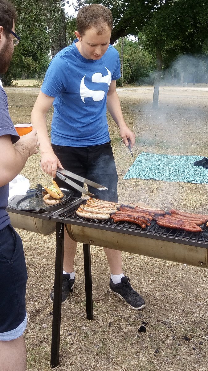 chgueguen's tweet photo. La #TeamAnim @Sodifrance #LeMans à l’œuvre pour le premier barbecue de l'Agence. 
Premier d'une longue liste puisque l'événement a été apprécié de tous les collaborateurs #SoTeam #SoGood 🌭🍗🍷 https://t.co/D6LBj9H1K1