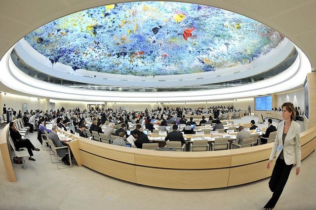 UN_HRC's tweet image. #HRC41 HRC adopts res strongly condemning various #HumanRights violations in #Syria including the use of heavy weapons in populated areas, the use of #starvation and #sieges attacks on medical and health personnel and particularly the situation in #Idlib.  26 yes, 7 no, 14 abst