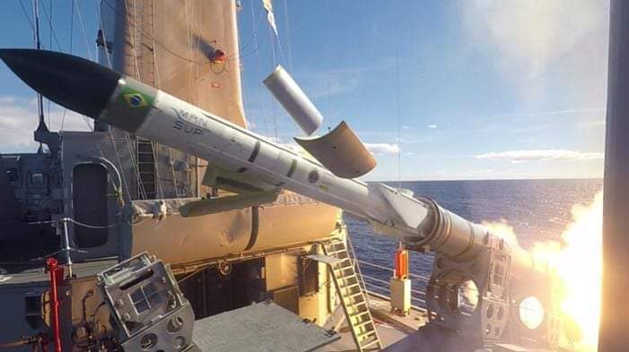 - Mais um êxito das nossas Forças Armadas, na permanente defesa da soberania nacional. Nossa Marinha lançou, com pleno sucesso, o 3o protótipo do míssil antinavio que está sendo desenvolvido integralmente no País. É o Brasil da autossuficiência tecnológica. Parabéns <a href="/marmilbr/">Marinha do Brasil</a>!