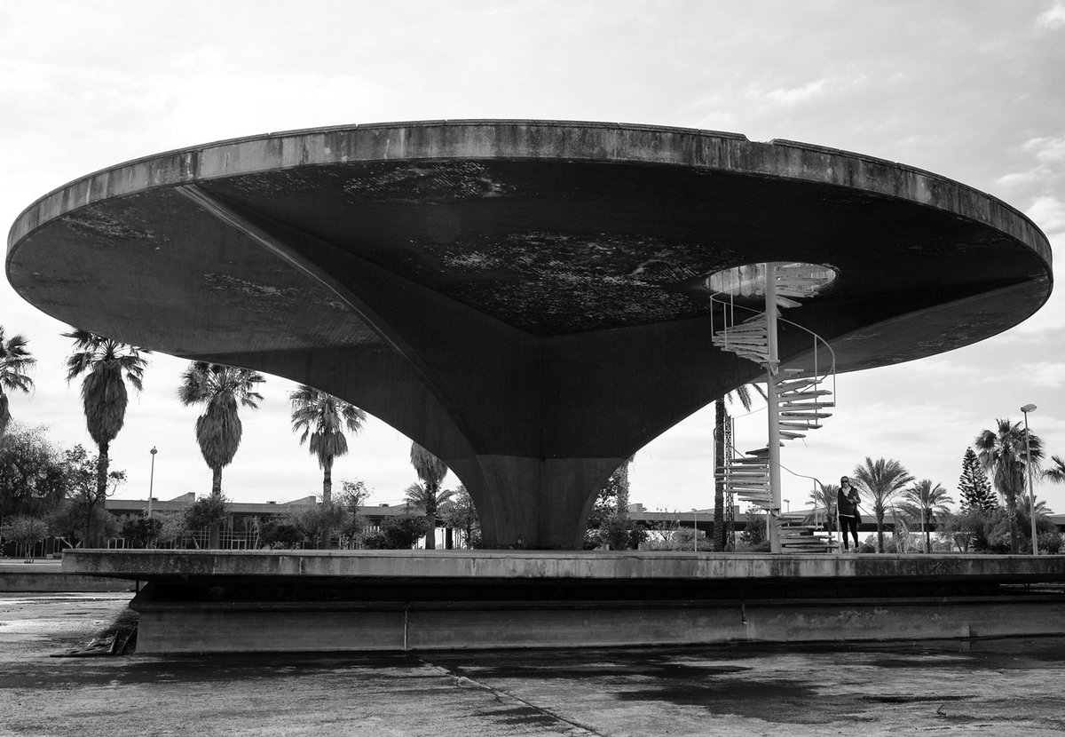 Oscar Niemeyer's abandoned modernist fairground in Lebanon came to epitomise both the worst excesses of war and hopes of renewal afterwards.  bit.ly/2YSoS02