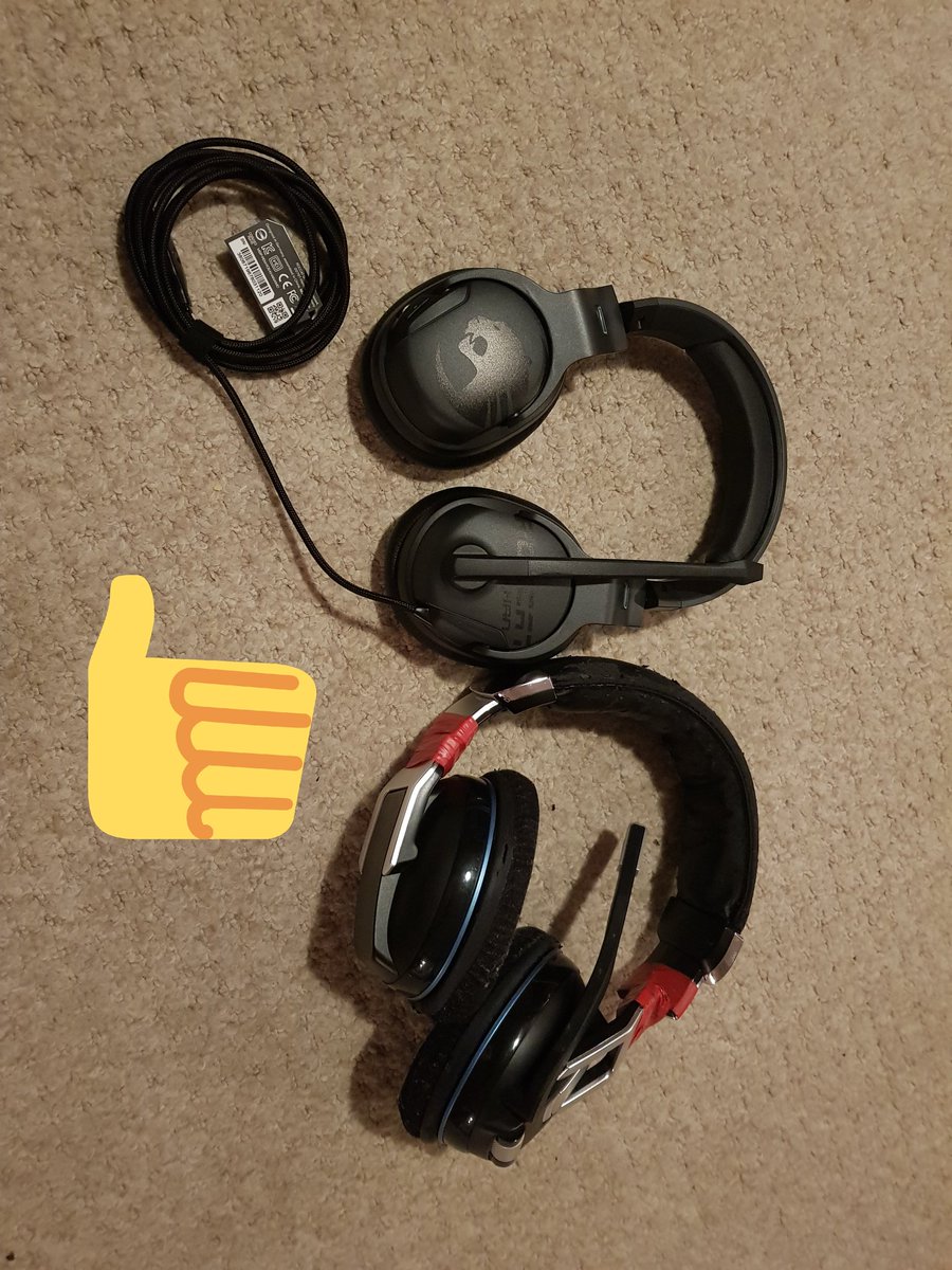 Always a treat getting hand me downs from <a href="/emperor_rosko/">Ross Elder</a> Everything packed like new, silicon gels included. Only the wrapping paper missing. I can now discard my first purchase and electrician tape that keeps them together for some @ROCCAT gear!