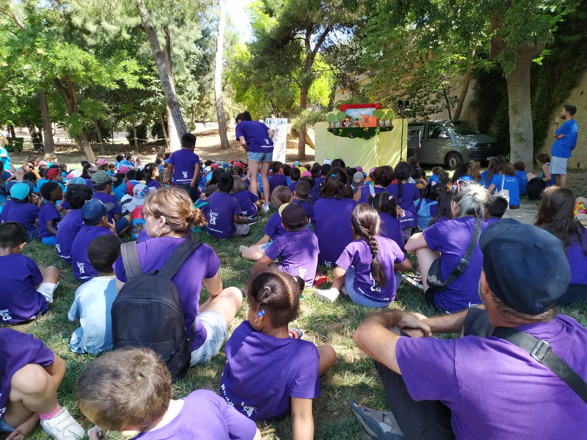 ConsellEsplaiLH's tweet photo. Gaudim de la #FestadelsEsplais al parc de Can Boixeres. Més de 1300 infants i adolescents, de 7 centres de #lleureeducatiu i #acciosocial de la ciutat, gaudeixen d'espectacle de titelles i festa de la escuma #cosesbonesLH https://t.co/DwtcMbx9uJ
