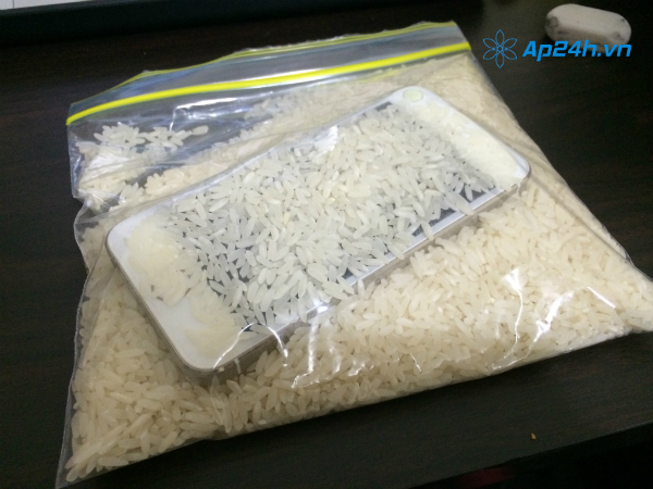 ap24hvn's tweet photo. Instructions on how to handle when your iPad gets watery #ap24h #iPad https://t.co/DosNlBkPlU https://t.co/VJ9wjhHunS