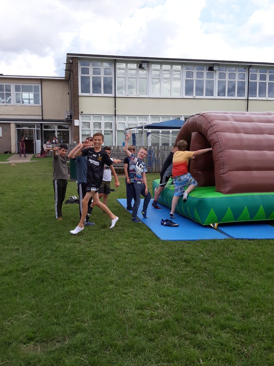 LonghillPrimary's tweet photo. Year 6 are enjoying the festival! #HullLPS https://t.co/3ObWfTEmkO