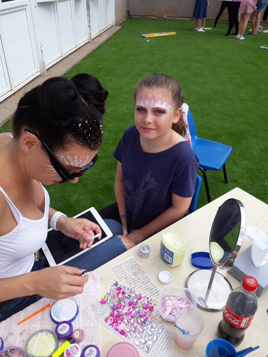 LonghillPrimary's tweet photo. Year 6 are enjoying the festival! #HullLPS https://t.co/3ObWfTEmkO
