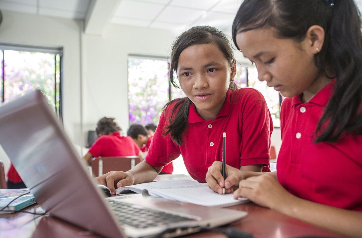 It’s vital that our students graduate with the skills necessary for further study or entering work. In preparation for graduation in 2020, our seniors' schedule now closely resembles university with approx. 22 hours of study per week that they allocate toward multiple projects.