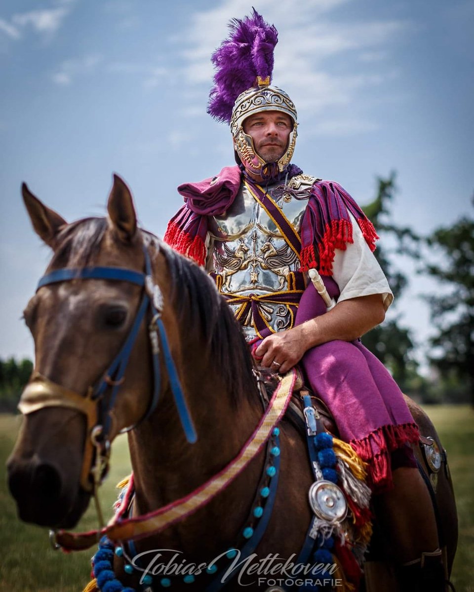 Praefectvs_Prae's tweet photo. Auf geht's ins Wochenende 🐎
#tobiasnettekovenfotografie
#TobiasNettekoven #Number1
#Xanten #APX #APX_Xanten
#PraefectvsPraetorioGermania
#PraefektRomanImperium #Nero
#Familia_Poppaea #bestfamily
#reenactment #Roman #Roma
#bellaitalia #antikemode #no1
#LvrRömermuseumXanten https://t.co/x1w7W9RiT9