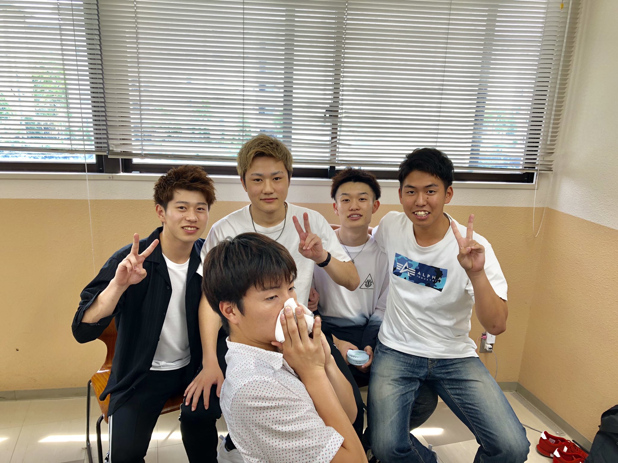 青丹学園 関西学研医療福祉学院 理学療法学科1年生の イケメン君達をパシャり 入学してから数ヶ月経ち 学校にもだいぶ慣れてきましたね みんな楽しそうにお昼休憩を 過ごしていました 青丹学園 関西学研医療福祉学院 理学療法士