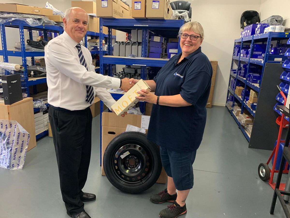 CarsSlough's tweet photo. Congratulations!

Here's Helen Ashby being presented with her 5 year Service Award by Tim, our Service Manager here at Slough! 👏👏👏👏👏 https://t.co/7GQvLDcWs2
