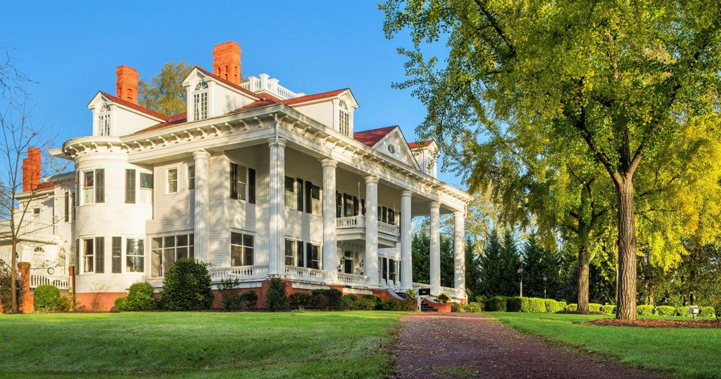 CBSNews's tweet photo. The iconic mansion that inspired "Gone with the Wind" is for sale https://t.co/0oB4D9vgWw https://t.co/gqs3zOk5bn