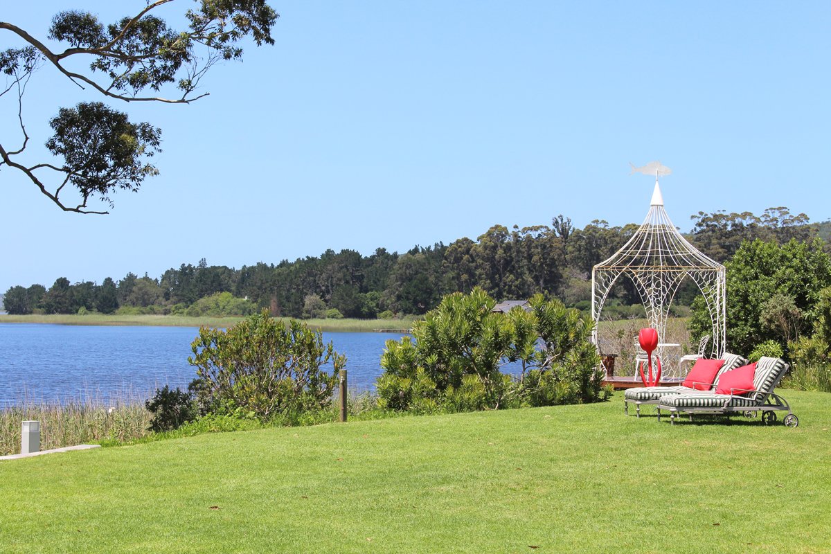 Picturesque Friday views.

#lakesidelodge #Friday #views #sedgefield #gardenroute #spa #accommodation #benguelabrasserie
