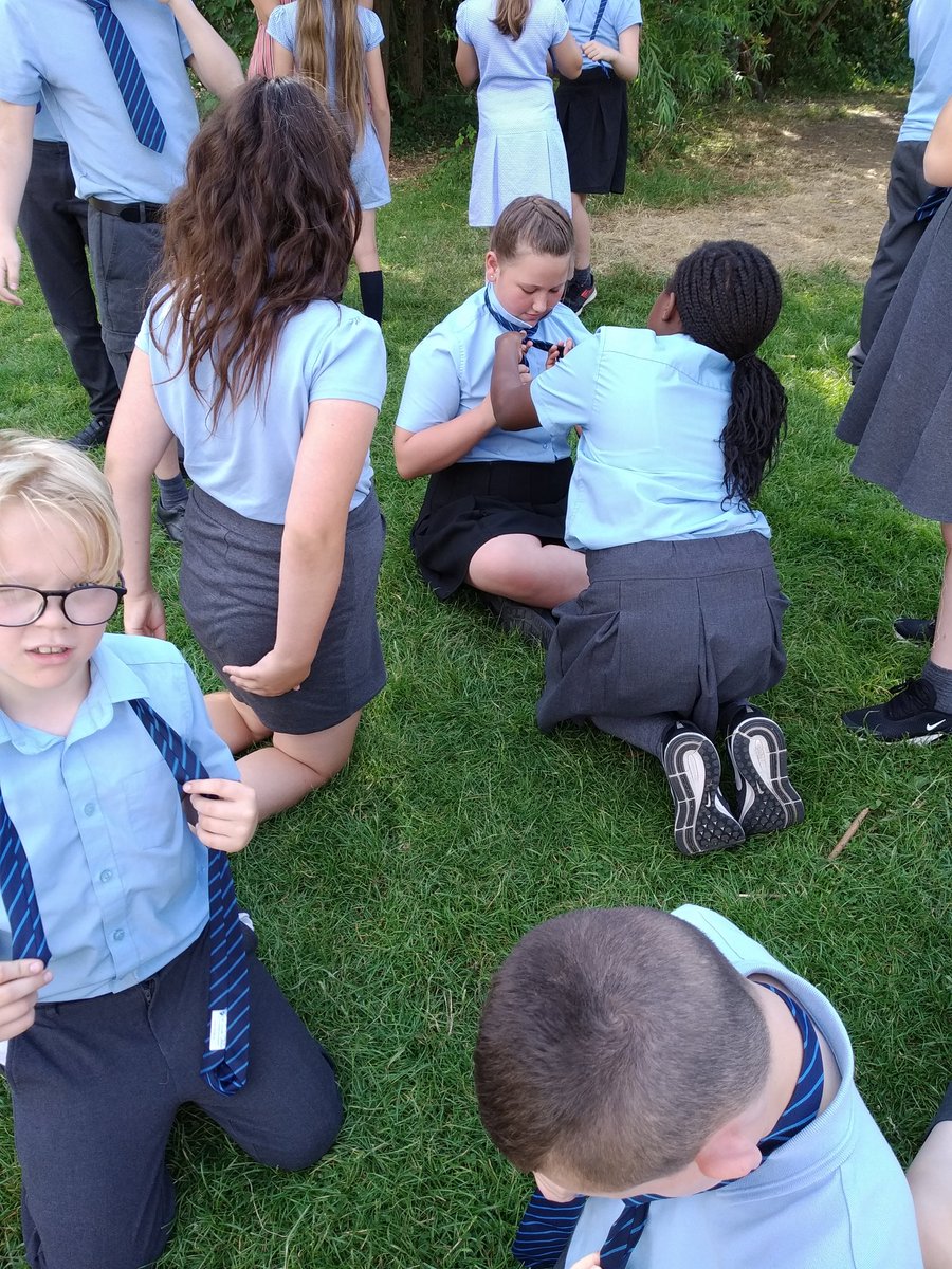 RoydonPrimary's tweet photo. Year 5 have been given their Year 6 ties and have been learning to tie them with Mr Clark #rolemodels #owlclass https://t.co/CS8D3lzfnZ
