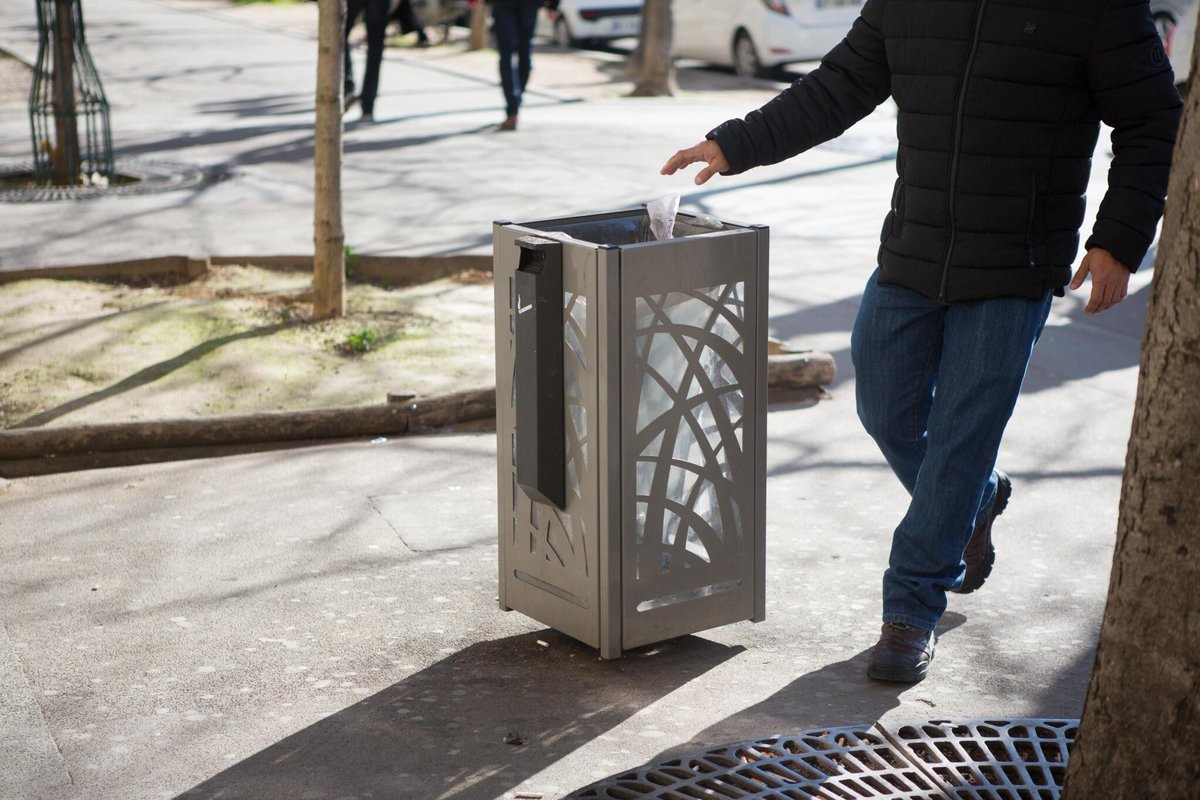Anne_Hidalgo's tweet photo. Inaccessibles aux rongeurs et équipées d’un cendrier pour inciter les fumeurs à y jeter leurs mégots : après plusieurs mois d’expérimentation, 3.000 nouvelles poubelles sont installées dans les rues de Paris cette année. 🚮 cc @PaulSimondon https://t.co/mKg0ompo2y