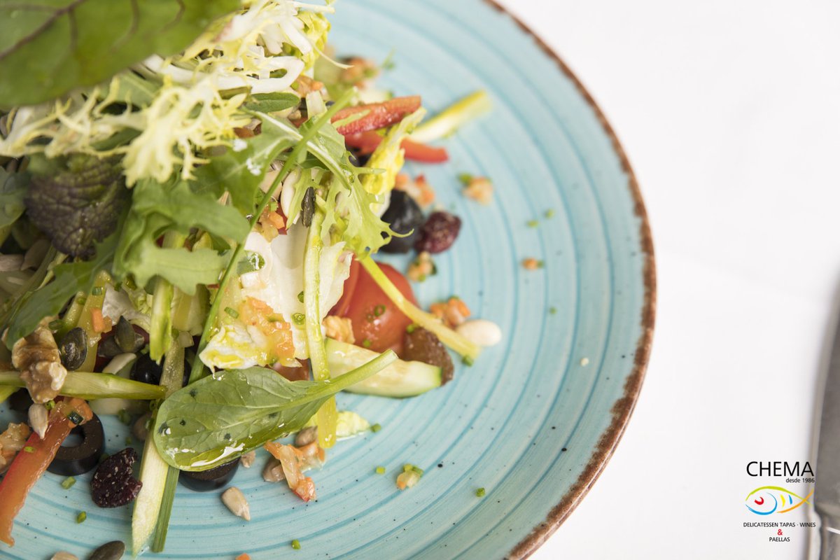 chema_restauran's tweet photo. 👨‍🍳Para los amantes de la comida sana mas tradicional, tenemos nuestra ensalada 🥗 "Verde que te quiero verde"  Una ensalada super apetecible no crees? 🙃
#restaurante #chema #ensaladas #gourmet #foodart #ensaladasaludable #eresloquecomes #comidasanayrica https://t.co/wa7LpicKTq