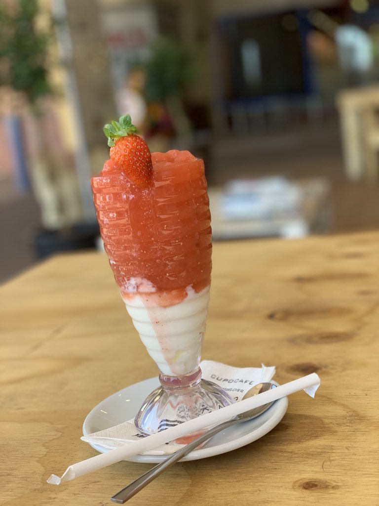 audas_vanschoor's tweet photo. Shaking going into the #weekend.. Fragola Strawberry 🍓 .
.
Thanks @cupocafe for always fueling me after my #Workout

#Smoothie 🍌🥤 #Healthylifestyle #Summer  #GetYours   #Motivation  #Lifestyle #Healthy #Fitstop #Avsfitness #Proteinshake #AvsfitFebulous #AvsActive #Sugarfree https://t.co/VYYBDRGSL3