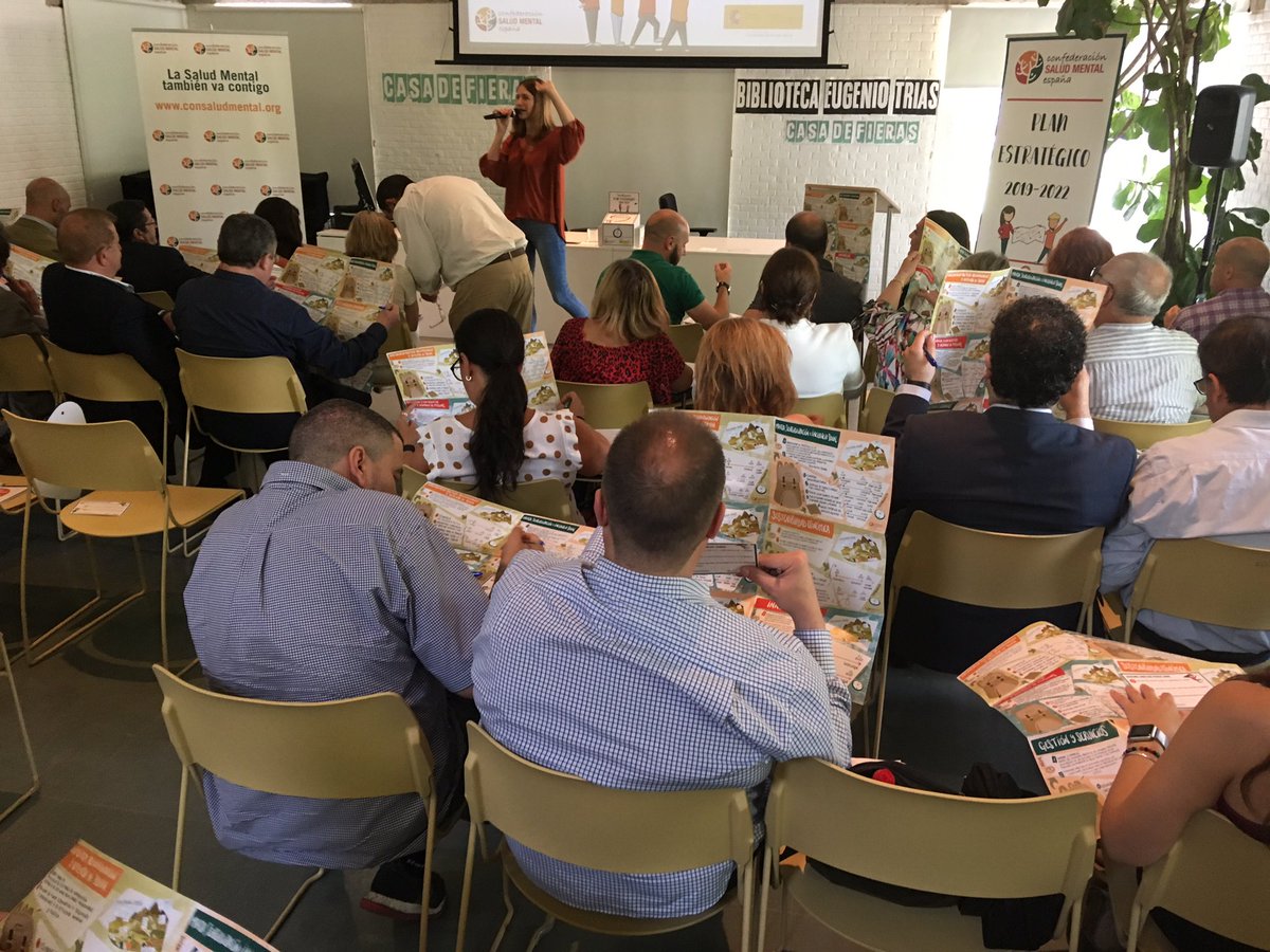 consaludmental's tweet photo. .@AmandaRomero_G de @Izada_espacio dinamiza la participación del público asistente a la presentación del Plan Estratégico de #SaludMentalEspaña ¡nos llevamos ideas! 😊 https://t.co/G8E5oEQavW