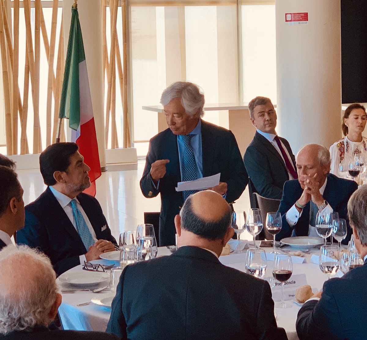 PerezBravoA's tweet photo. Mi reconocimiento a Miguel Gomes da Costa, Presidente de la Cámara de Comercio e Industria Luso-Mexicana, por su magnífica labor al frente de la misma. Mi gratitud, en particular, por el sentido homenaje de que fui objeto por la #CCILM @m_ebrard @JulianVenturaV @SRE_mx https://t.co/ioLVkfeOsz