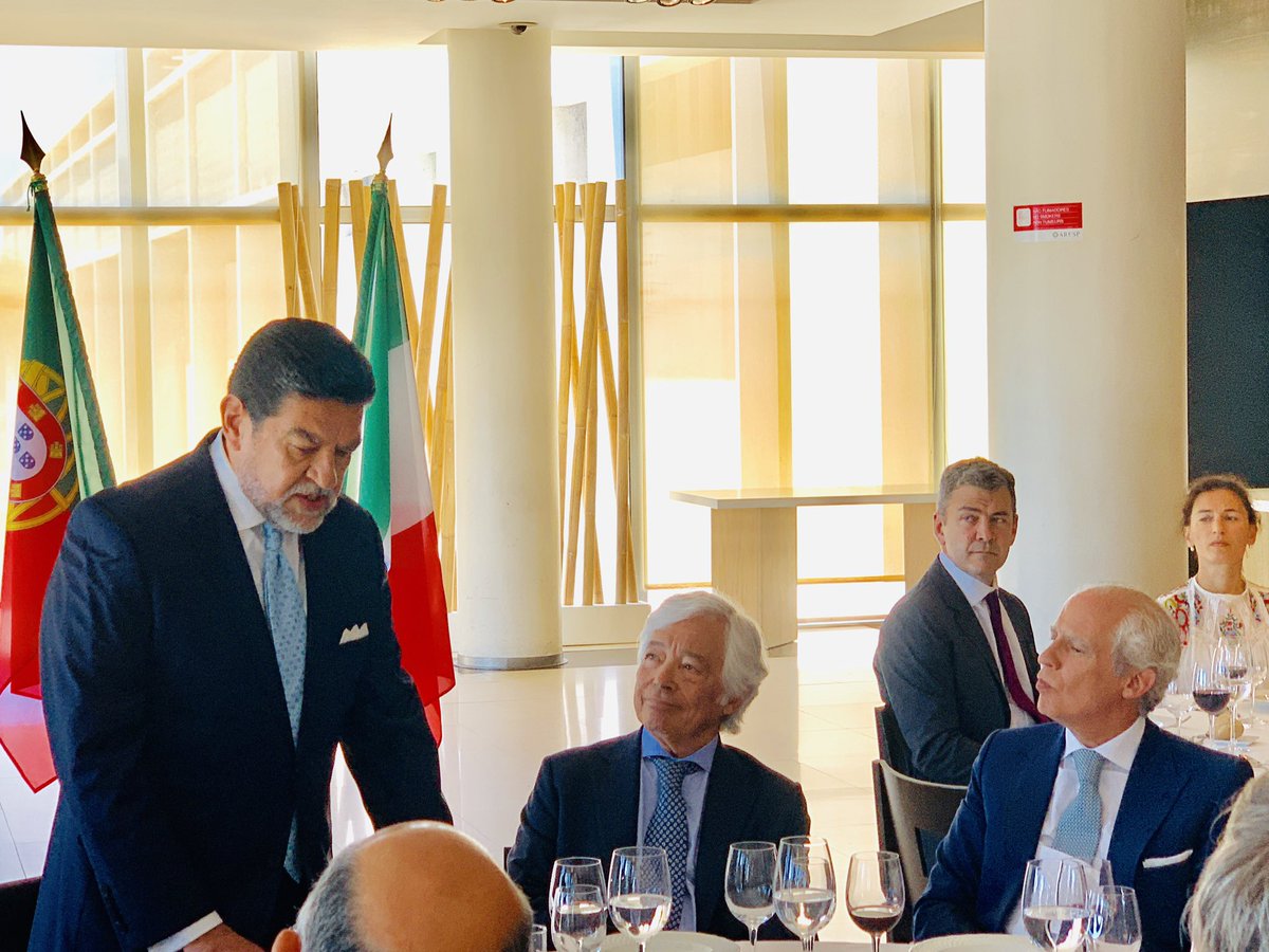PerezBravoA's tweet photo. Mi reconocimiento a Miguel Gomes da Costa, Presidente de la Cámara de Comercio e Industria Luso-Mexicana, por su magnífica labor al frente de la misma. Mi gratitud, en particular, por el sentido homenaje de que fui objeto por la #CCILM @m_ebrard @JulianVenturaV @SRE_mx https://t.co/ioLVkfeOsz