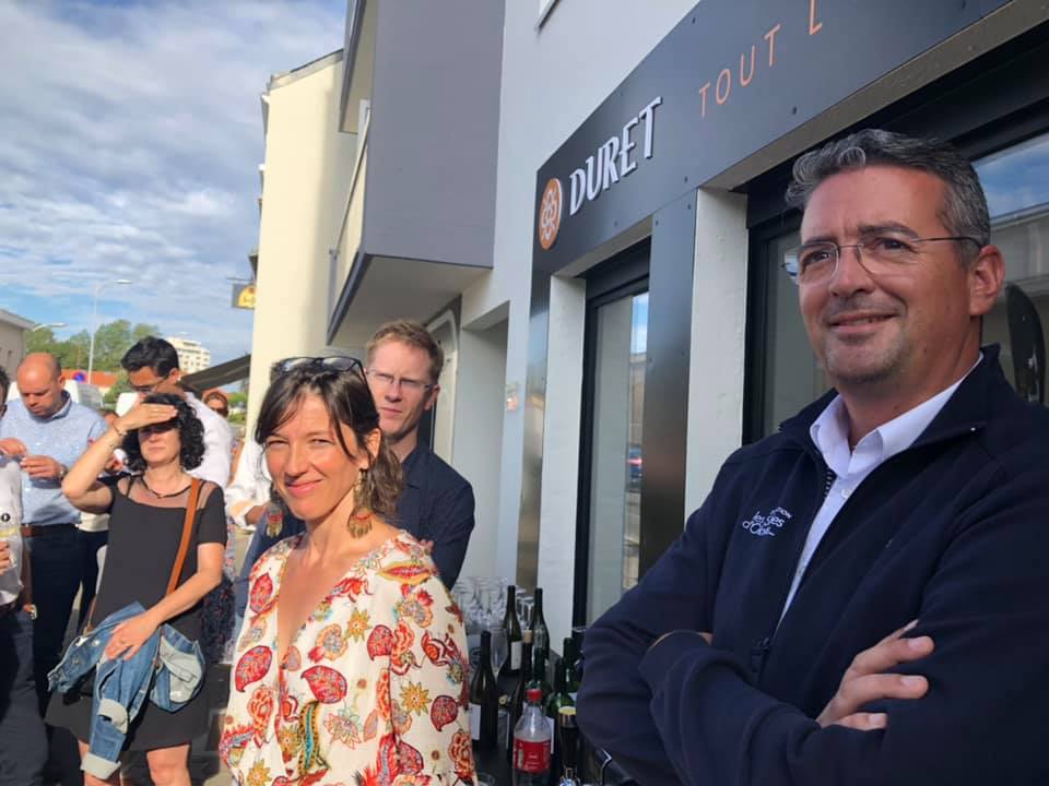 DuretImmobilier's tweet image. [ INAUGURATION ]
Hier avait lieu l’inauguration de la nouvelle agence immobilière #Duret aux Sables d’Olonne en présence de @YannickMOREAU , Président de la Communauté d’agglomération des Sables d’Olonne. 
#AgencesDuret #LaBelleVie 🌊😄☀️