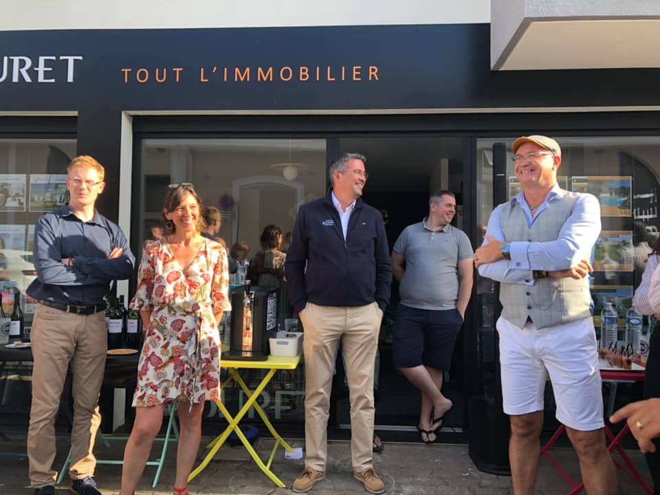 DuretImmobilier's tweet image. [ INAUGURATION ]
Hier avait lieu l’inauguration de la nouvelle agence immobilière #Duret aux Sables d’Olonne en présence de @YannickMOREAU , Président de la Communauté d’agglomération des Sables d’Olonne. 
#AgencesDuret #LaBelleVie 🌊😄☀️