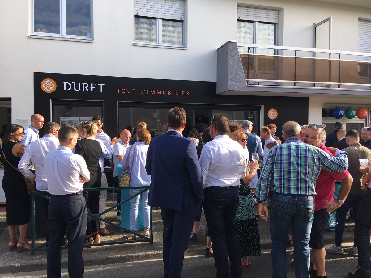 DuretImmobilier's tweet image. [ INAUGURATION ]
Hier avait lieu l’inauguration de la nouvelle agence immobilière #Duret aux Sables d’Olonne en présence de @YannickMOREAU , Président de la Communauté d’agglomération des Sables d’Olonne. 
#AgencesDuret #LaBelleVie 🌊😄☀️