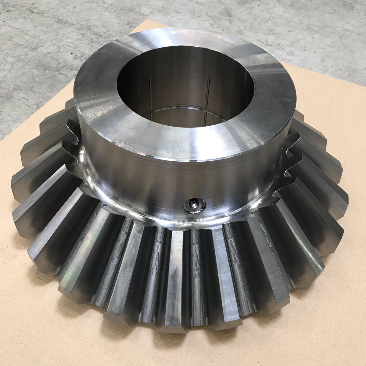 Sanders_Gears's tweet photo. Worm- en Wormwielen oa. Cavex, conische tandwielen met beperkte uitloop met zowel rechte- maar ook spiraalvertanding volgens #Klingelnberg of #Gleason. 
Spline-assen vertanden tot 10 meter lengte.

https://t.co/lzF71nGOcs

#gears
#repair 
#prototype #prototyping 
#quality https://t.co/VvorsPrtpG
