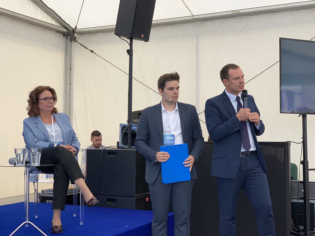 gajewska_kinga's tweet photo. Trwa panel w namiocie przed PKiN: Aktywność obywatelska młodych-wpływ na politykę na #ForumProgramoweKO. Realizujemy swoje marzenia, miejmy odwagę i organizujmy się by #UzdrowićPolske. #POrozmawiajmy https://t.co/B5AWdkjq47