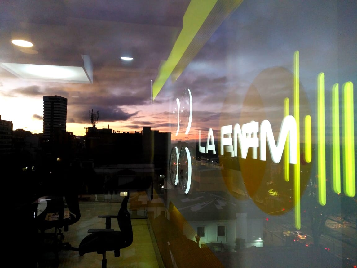 azurychamah's tweet photo. Amanece, en la Torre Sonora @lafm. Bienvenidos a un viernes que será fantástico. @lcvelez @cristinaplazasm @calderonwiliams @larepublica_co @Uschimusic @AlejaUribeT_ @cdtrnews https://t.co/eklzsglgvp