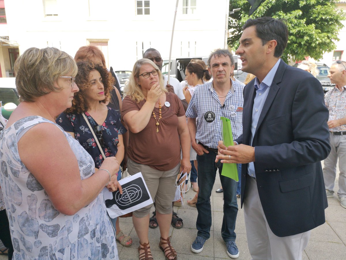 solidairesfp33's tweet photo. Interpellation du Député Benoît Simian à la sortie de la pseudo concertation avec la DRFIP de la Gironde. Les agents veulent conserver le service public en Gironde et dans le Médoc! #ServicesPublics #servicepublic #fonctionpublique #dgfip #bercy #fiscalité #impôts @BenoitSimian https://t.co/1Rh7bUve8l