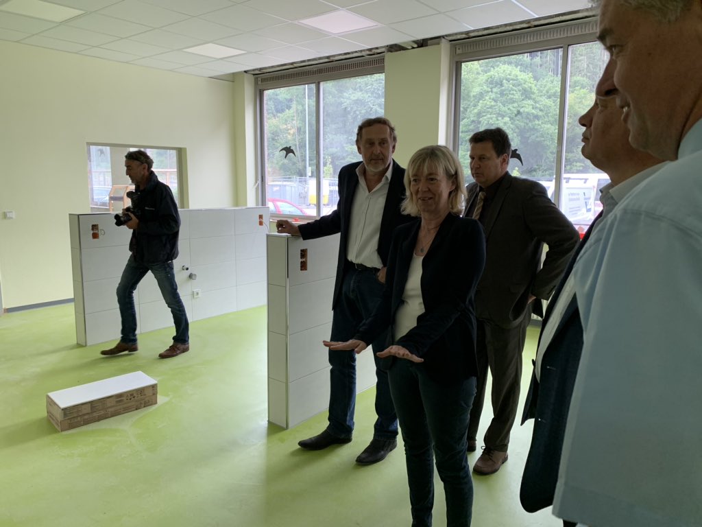 FM_RLP's tweet photo. Ministerin @Doris_Ahnen zum Auftakt ihrer Sommertour an der IGS in #Herrstein: „Das Kommunale #Investitionsprogramm stellt mit seinen sehr guten Förderbedingungen eine wichtige Entlastung für die Kommunen dar. Bis zu 90 Prozent der Projektkosten können gefördert werden.“ https://t.co/K7W4VA5odP