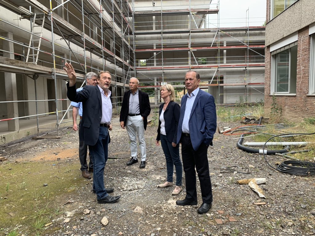 FM_RLP's tweet photo. Ministerin @Doris_Ahnen zum Auftakt ihrer Sommertour an der IGS in #Herrstein: „Das Kommunale #Investitionsprogramm stellt mit seinen sehr guten Förderbedingungen eine wichtige Entlastung für die Kommunen dar. Bis zu 90 Prozent der Projektkosten können gefördert werden.“ https://t.co/K7W4VA5odP