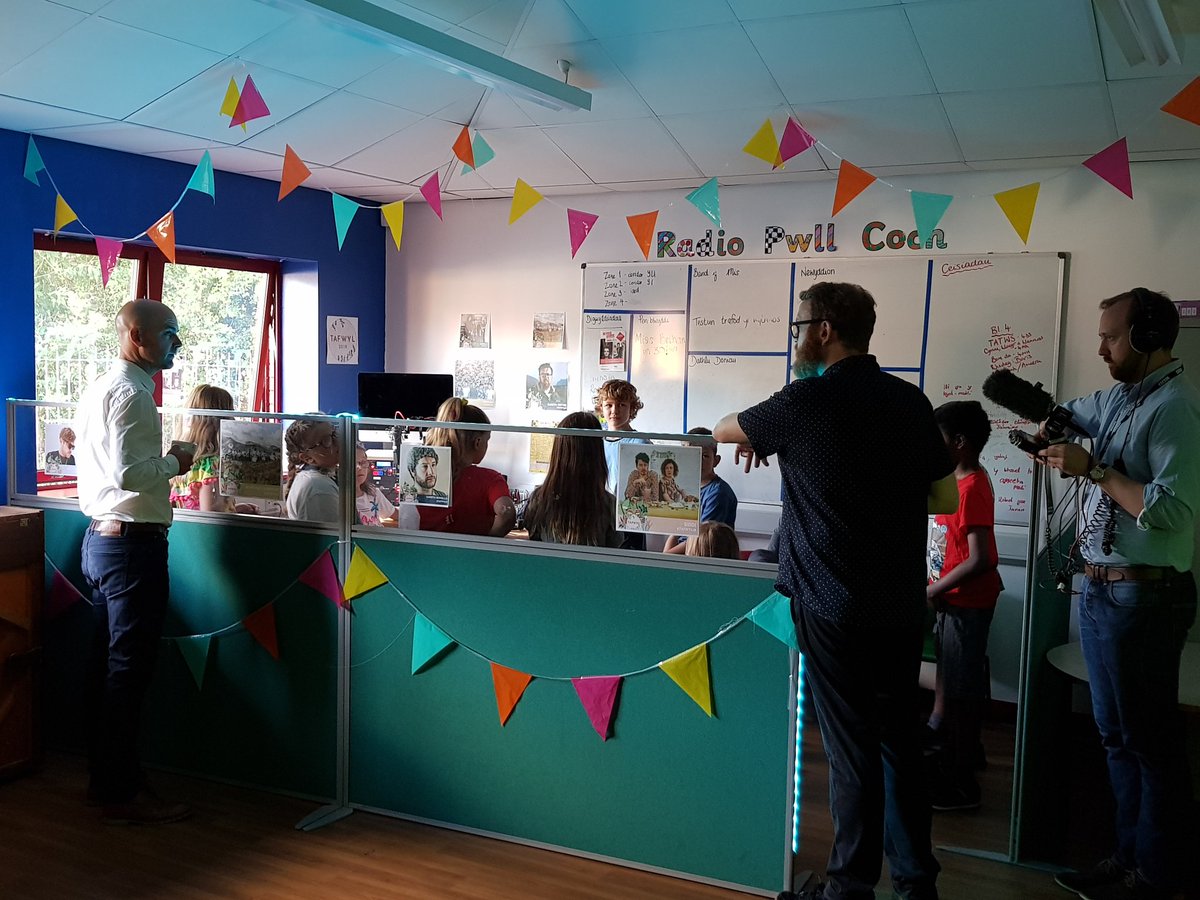 We've had an exciting morning at the official launch of #RadioPwllCoch. We welcomed @huwstephens from @BBCRadioCymru and @bbcradio1 to school.
Thanks to @Stiwdiobox @cymrufm for teaching us how it's done!
#cymraeg @SerenaSbarc #CwricwlwmiGymru