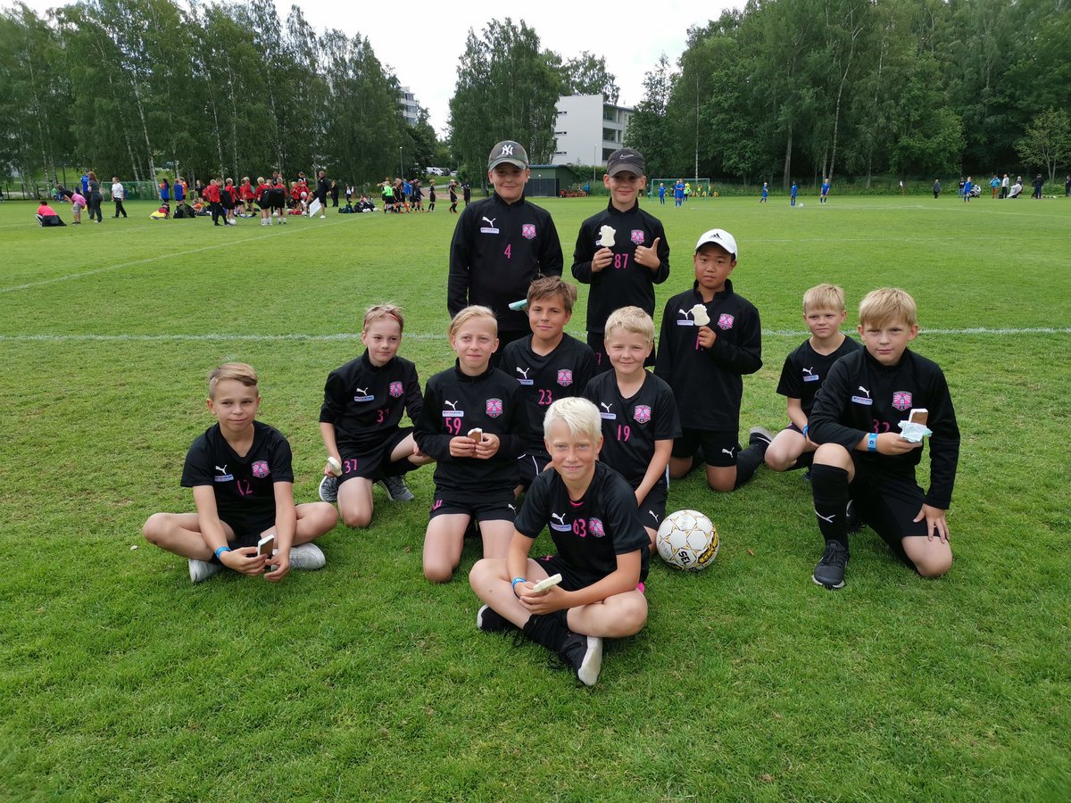 FCKP08's tweet photo. Kesälomille jätskien voimalla. Tänään #HelsinkiCup :ssa tasaisessa pelissä #LePa08 oli maalin verran parempi. Nyt nautitaan hetki ☀️ ja elokuussa mennään taas hyvällä sykkeellä. #junnufutis #fckirkkonummi https://t.co/kHtBmY9YKl