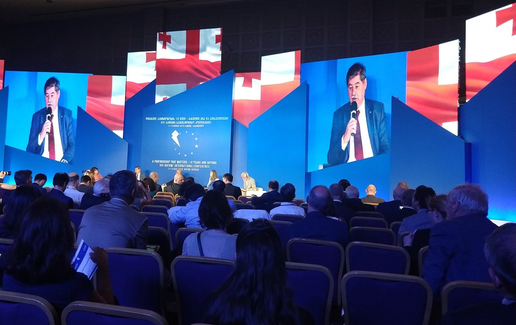 JanCingel's tweet photo. Day2 #GEW2019 #BatumiConference panel"#EaP meets #WesternBalkans" w/ #SokolDedja 🇦🇱 #ZoranJankovic 🇲🇪 #GabrielaCretu 🇷🇴 & #MichaelEmerson @CEPS_fp under leadership of @natasabanadze
🇬🇪 discussing #EUenlargement vs. #EUassociation.Similarities of2 regions in RE to #EU integration https://t.co/8kvR4Xjnh4