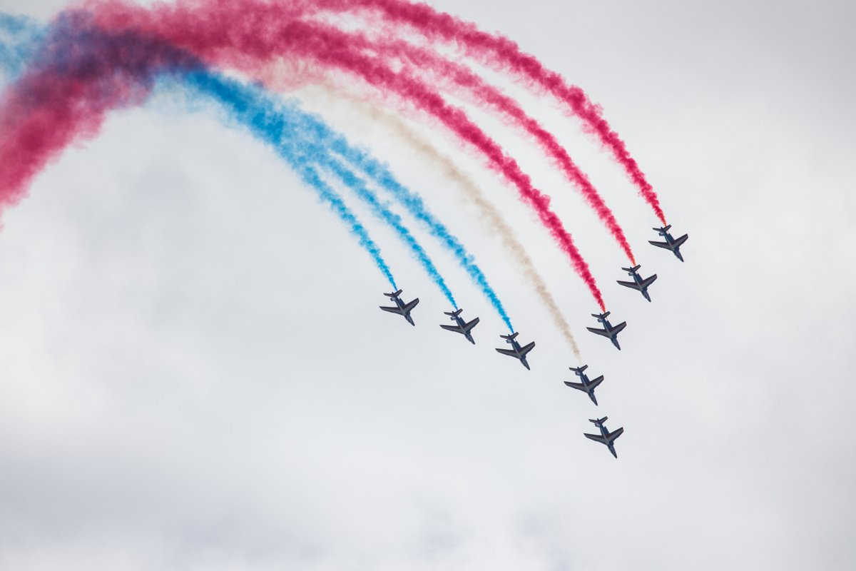 salondubourget's tweet photo. ⬆️UP
LEFT ⬅️✈️ ➡️ RIGHT
               ⬇️DOWN

Paris Air Show's ballet 

#SalonDuBourget #PAS19 #AvGeeks #AvGeek https://t.co/lfSXgDI8Zb