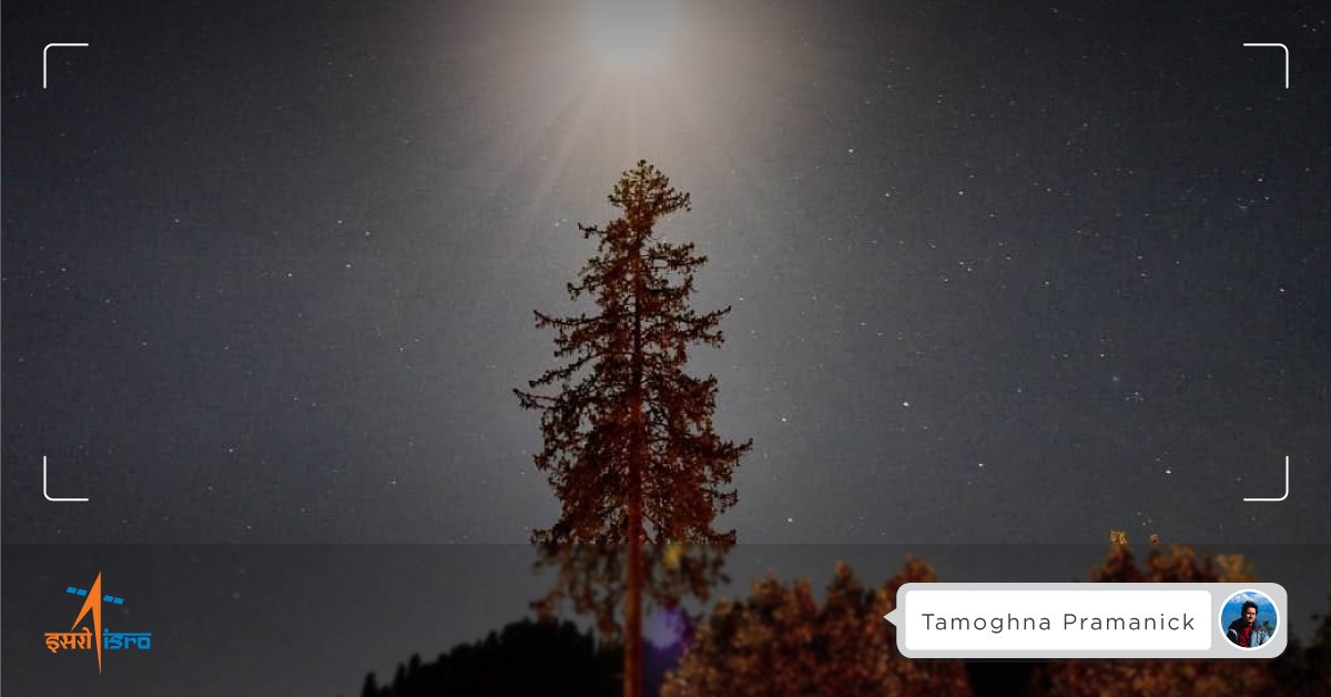 isro's tweet photo. Tamoghna Pramanick has his alignment game on point in his photo of the Moon. What do you think? https://t.co/dyUiaGTzYR