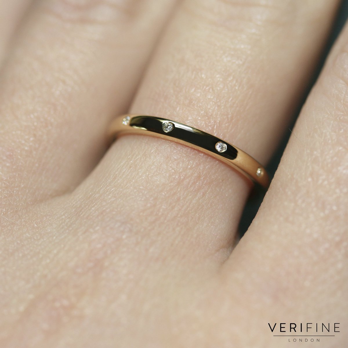 VERIFINERINGS's tweet photo. 10 stones evenly spaced in a 2 mm wide 18ct yellow gold ring which looks great worn alone or stacked with other rings. #verifinerings #10stonering #anniversaryring https://t.co/FqHm1nnMuJ