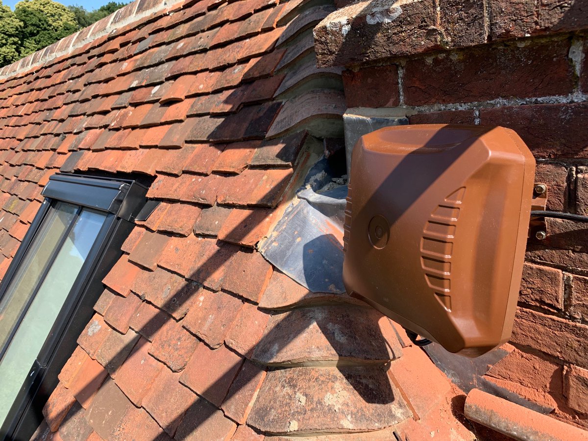 andyh_gb's tweet photo. The brief to ⁦@SlingshotNow⁩ was to get the best possible connectivity but not make the ⁦@poyntingantenna⁩ XPol2 unsightly on the period property. #ruralbroadband #4g https://t.co/SyF61iVUoE