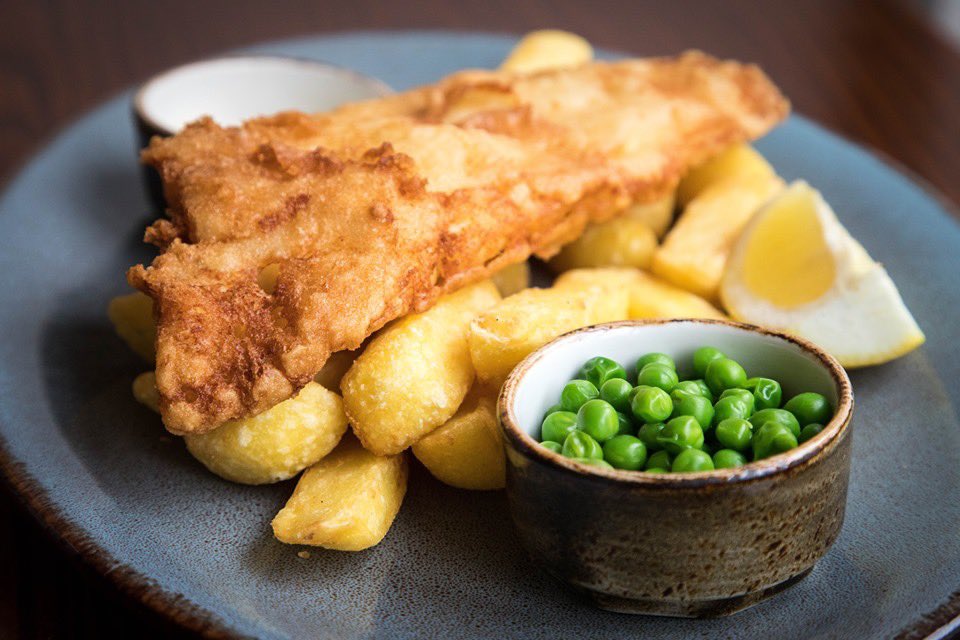 You can’t go wrong with fish and chips 😊 join us for lunch and check out our lunch offers 🙌🏻 #FishFridays #LunchTime #Monton