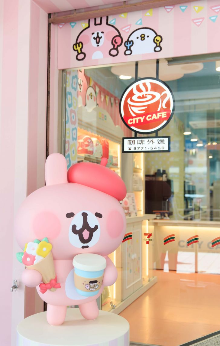 523Qiu's tweet photo. 7-11 ธีม Kanahei สาขานี้คือเธอน่ารักเกินเบอร์มาก🐰💜💛💚💙🐥แก้วกาแฟของ city café (เหมือน All café บ้านเรา) กับปลอกแก้วก็เป็นลายน้องด้วยนะ

ใครชอบน้อง มาไทเปแวะไปถ่ายรูปได้นะ สาขานี้อยู่ตรง📍 MRT Nanjing fuxing Exit 3 

©️Vogue tw
#เซเว่น
#ไต้หวัน https://t.co/z4ykFdcwIZ