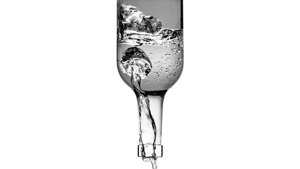 harrisonlee's tweet photo. It's Friday. Time for something odd. #water #sommelier https://t.co/Wsyg3oZ9O2 https://t.co/q1flBrdLS2