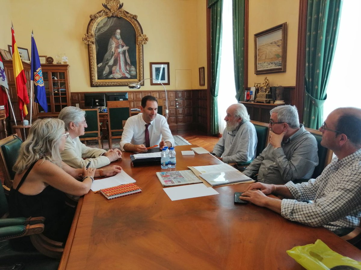 msimon_cs's tweet photo. Atendemos a la Asoc. Amigos de la #Caneja. Un colectivo comprometido con el #arte y la #cultura palentina. Desde el @PalenciaAyto mantenemos nuestro compromiso de colaboración con esta asociación y estudiaremos futuros proyectos. https://t.co/Kgw1hHafCB