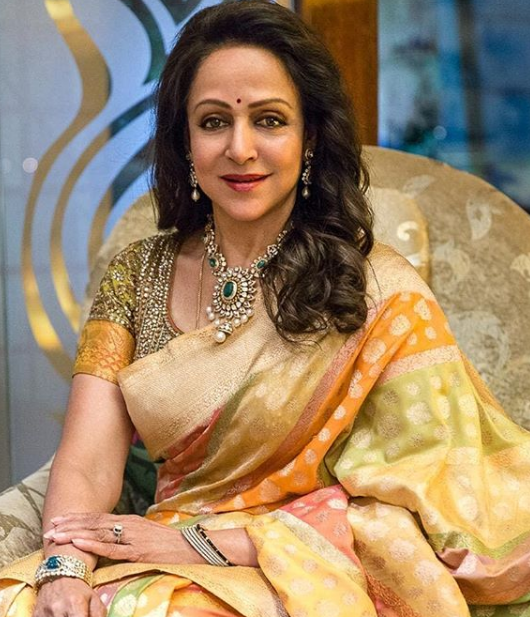 WFNhindi's tweet photo. दिग्गज अभिनेत्री और #भाजपा की महिला सांसद #HemaMalini की पहली #पंजाबी प्रोडक्शन 'मिट्टी - विरासत बब्बरन दी' अगस्त 23 को रिलीज होने के लिए तैयार है। 

Photo: Hema Malini / Instagram
https://t.co/awVgcI2dTH
