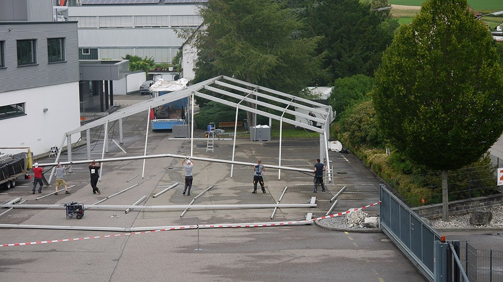 Bald geht’s los: Morgen steht unser diesjähriges elumatec-Sommerfest an! Wir freuen uns schon, denn dieses Mal feiern wir nicht nur mit den Kolleginnen und Kollegen – auch die Familienangehörigen sind dabei 😀 Und bis dahin heisst es erstmal noch: Daumen drücken für gutes Wetter!
