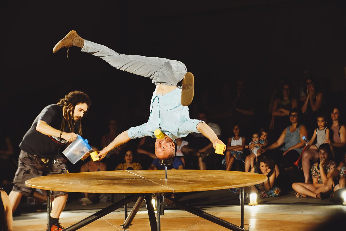 Festusfestival's tweet photo. Així de bocabadats va deixar la companyia Mumusic Circus al públic amb el seu espectacle Flou Papagayo. Quina atmosfera van crear a la plaça de la Vila més fantàstica! ✨ 

#FESTUS #FESTUS19 #FESTUSFESTIVAL https://t.co/GnlVD5VJz6