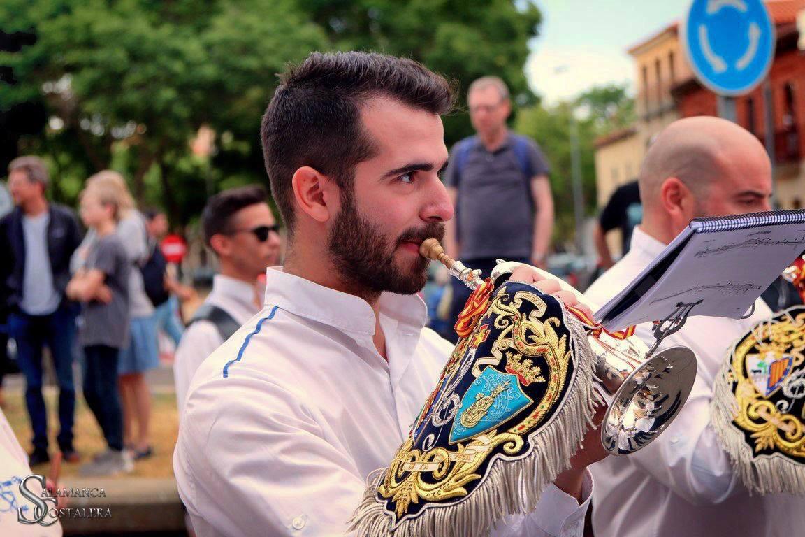 amvirgendlavega's tweet photo. Felicitamos a @david_corneta_ que hace cambio de década, y nosotros no podemos estar más contentos de verle en nuestra Agrupación cumplir años!
Te deseamos muchas cosas buenas en esta nueva etapa  y por supuesto seguir viéndote disfrutar con tu corneta muchos años más! 🎂🎈🎁💙 https://t.co/hIjGFqSlIR