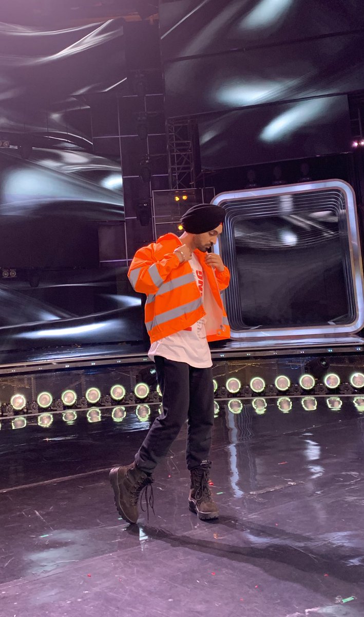 diljitdosanjh's tweet photo. #ArjunPatiala on the Sets Of #danceindiadance 🕺🏽💃 WITH QUEEN 👸 #KAREENAKAPOORKHAN @kritisanon @raftaarmusic @BoscoMartis 🙏🏽 

@karan009wahi BRUH WHERE WERE YOU 🙀

P.S - BHAI KAMAAL KA SHOW HAI..KAMAAL KI ENERGY..👏 THANK JU @ZeeTV https://t.co/ovxrOKfoa6