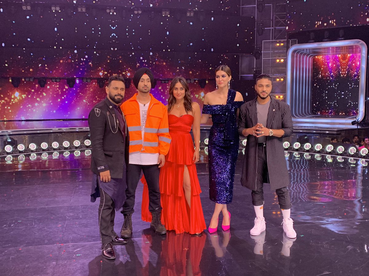 diljitdosanjh's tweet photo. #ArjunPatiala on the Sets Of #danceindiadance 🕺🏽💃 WITH QUEEN 👸 #KAREENAKAPOORKHAN @kritisanon @raftaarmusic @BoscoMartis 🙏🏽 

@karan009wahi BRUH WHERE WERE YOU 🙀

P.S - BHAI KAMAAL KA SHOW HAI..KAMAAL KI ENERGY..👏 THANK JU @ZeeTV https://t.co/ovxrOKfoa6