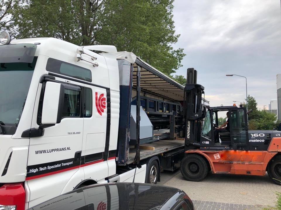 Lupprians's tweet photo. Lupprians NL - Weesp, NL
Rigging a NUR Expedio 5000 in Veldhoven for transport to Belgium.
https://t.co/FlE41QOTLw / orderdesk@lupprians.nl / +31294458121
#lupprians #lupprianshq #luppriansnl #nur #nurmacroprinters #printing #graphicindustry #dedicatedtransport #installation https://t.co/WTQpW30f3C